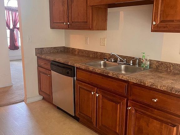 5th image of 243 Heathwood Dr