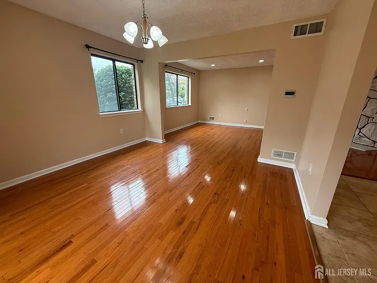 1302 Edison Glen Ter — Photo 3
