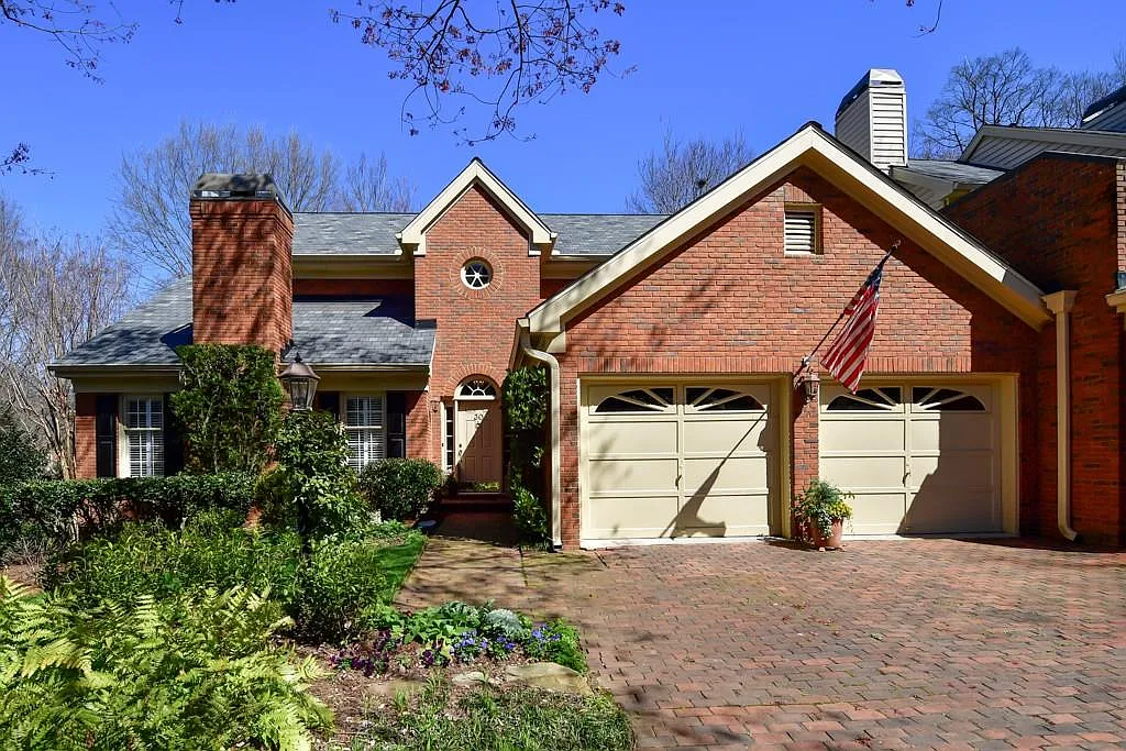 30 Ivy Chase NE photo 1