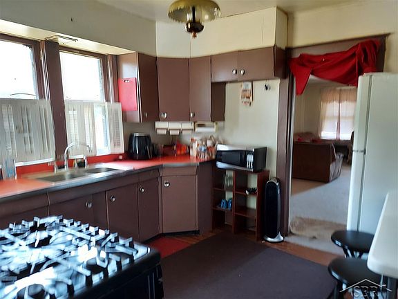 5th image of 2553 Iowa Ave