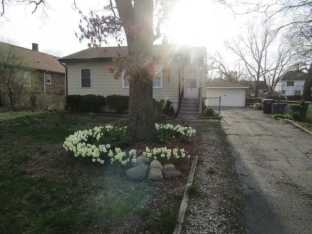 11246 S Worth Ave photo 1