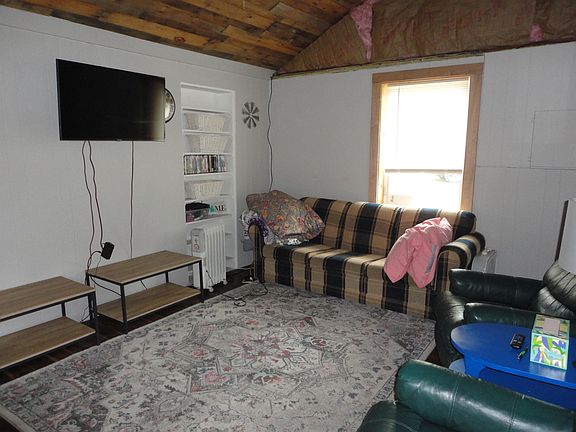 5th image of 305 Maple St