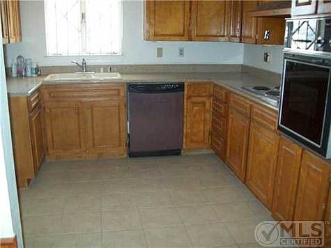 4th image of 2730 Taylor Ave