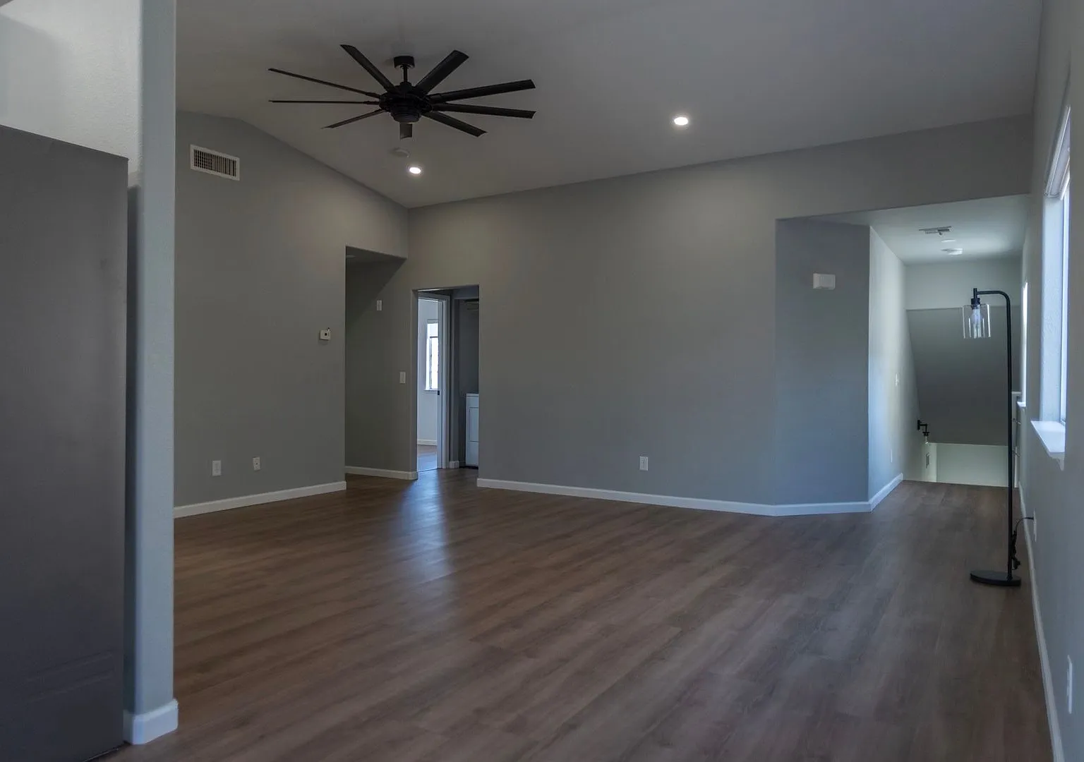 Three bedroom unit with community pool — Photo 4