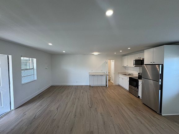 3rd image of 1409-1413 N Dixie Highway | 899 #1041-1045