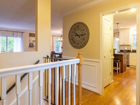 3rd image of 295 Lakeview Dr