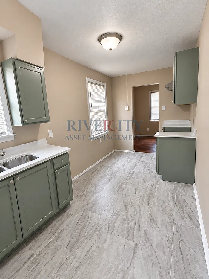 3 bed, 1.0 bath, 888 sqft, $1,295 — Photo 4