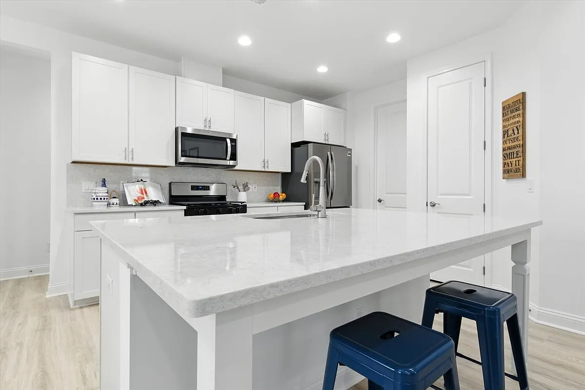 2 bed, 1378 sqft, $3,000 — Photo 1