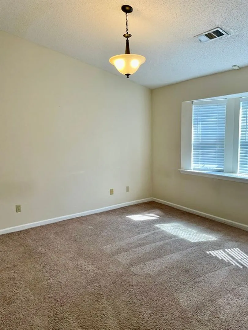 Convenient 3-bedroom, 2-bath home near Campus — Photo 2