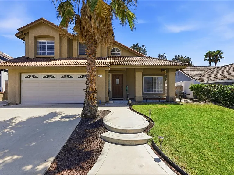 421 Yellowstone Cir — Photo 1