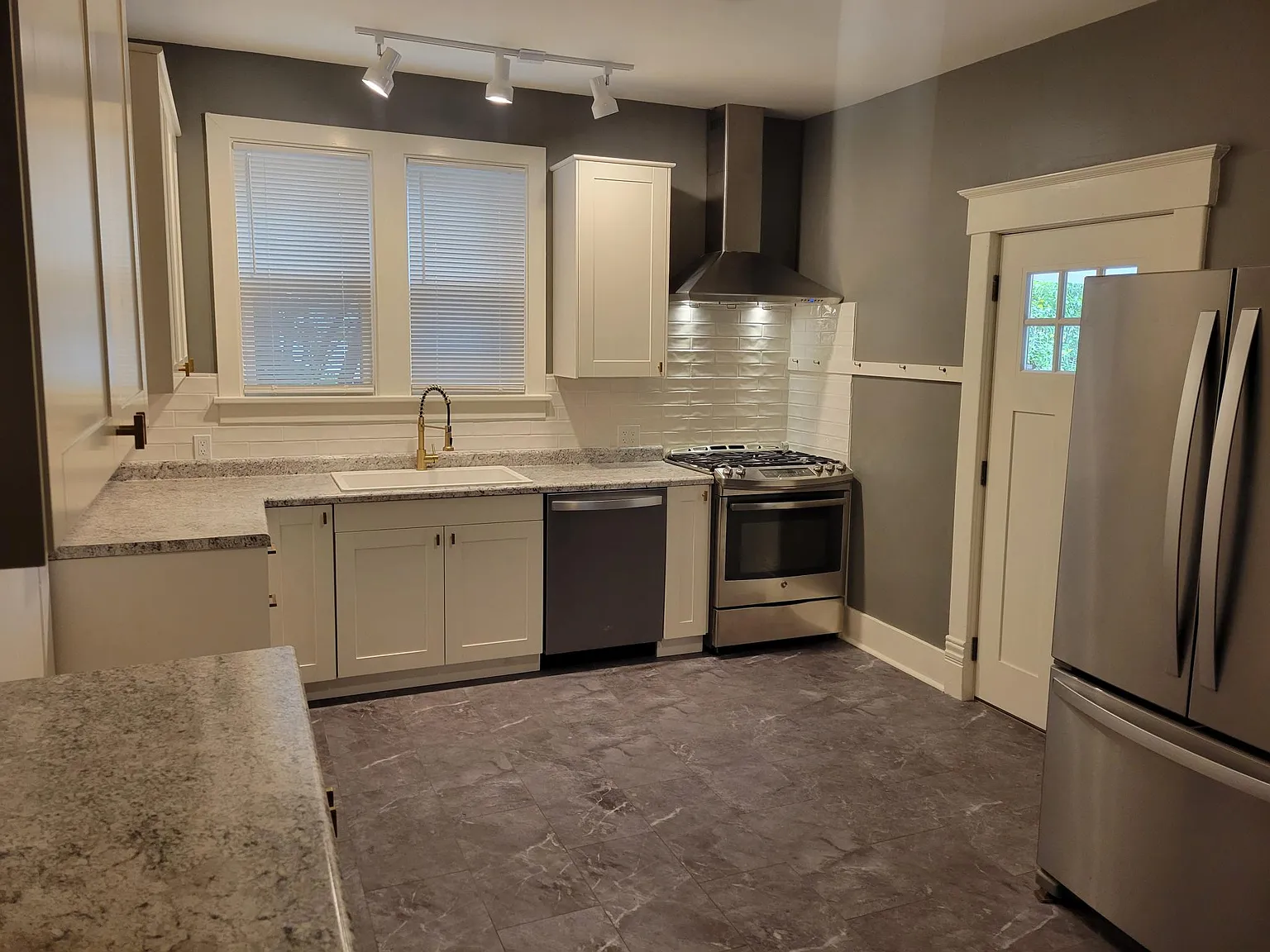 4 bed, 2.5 bath, 2400 sqft, $2,800 — Photo 3