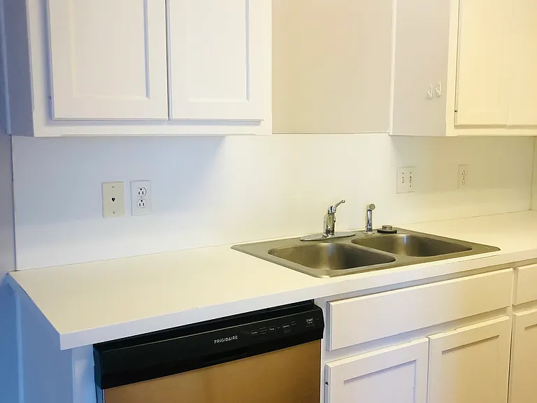 218 Grover Ave — Photo 6