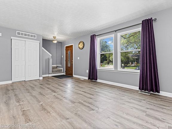 3rd image of 29293 Riveroak Dr