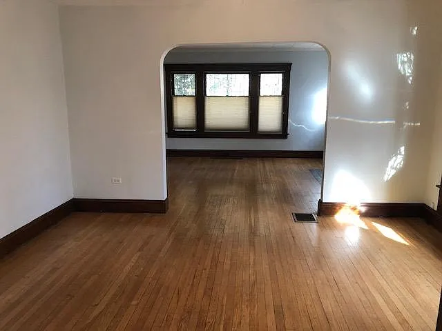 17433 Woodford Ave — Photo 6