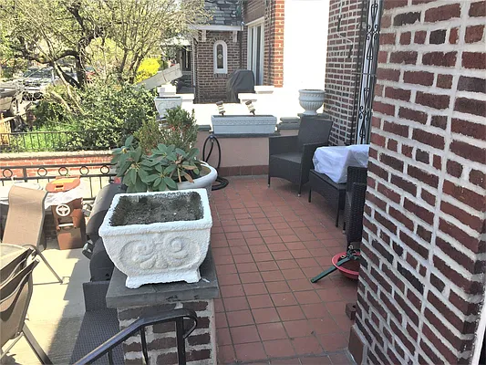 Rented by RealTegrity NY LLC | media 32