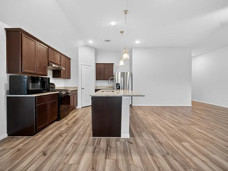 2704 Rambling Rd — Photo 10