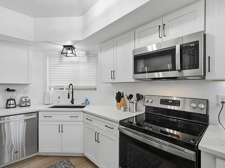 4304 W Pyracantha Dr — Photo 3