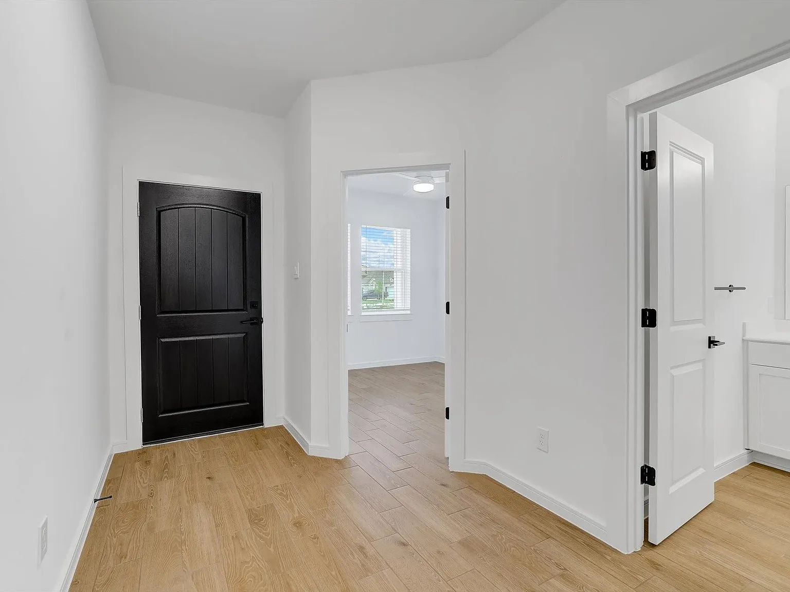 5 bed, 3.0 bath, 2078 sqft, $2,500 — Photo 4