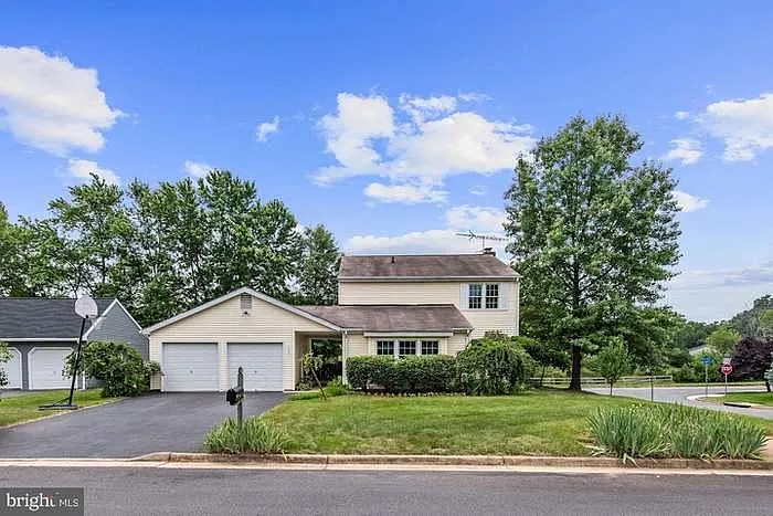 100 Elm Tree Ln