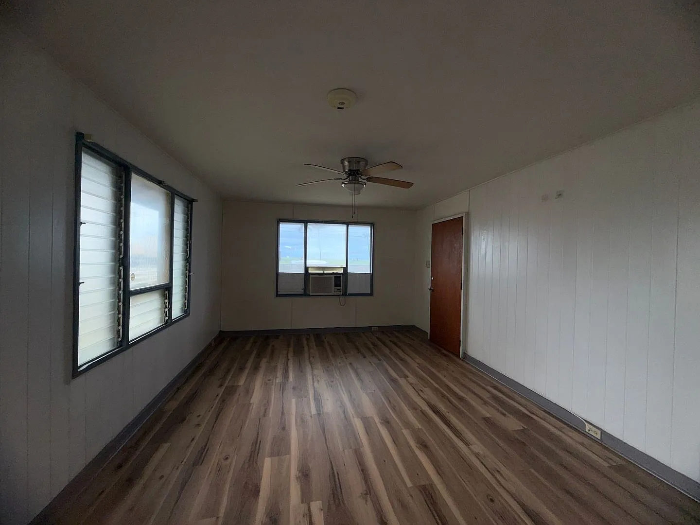 3 bdrm, 2 bath with a private yard — Photo 3
