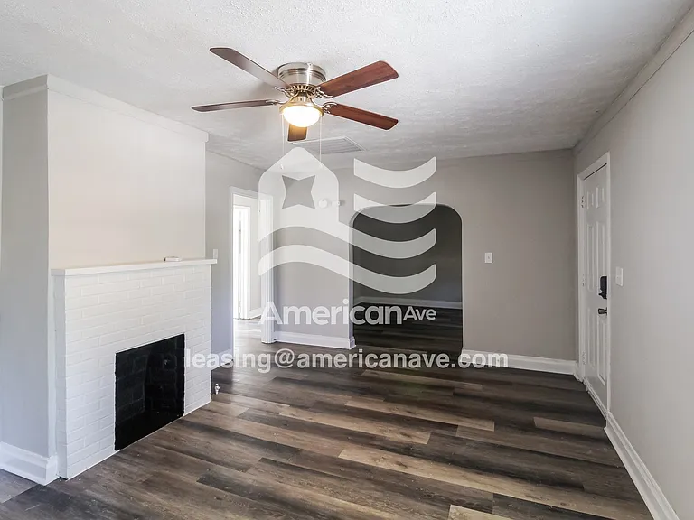 1570498_004_living_room_13865228.jpg