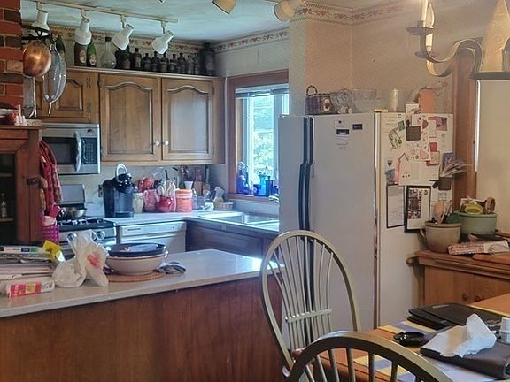4th image of 49 Baxter St
