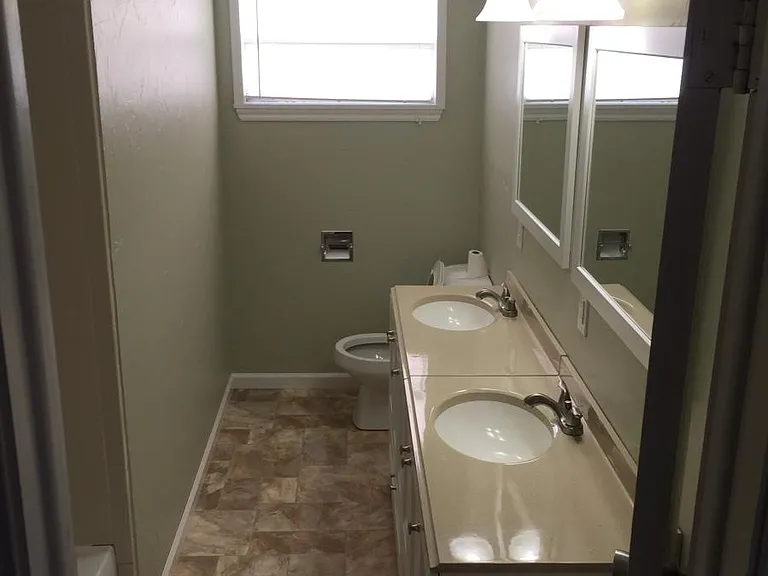 411 NE Myers Ave — Photo 2