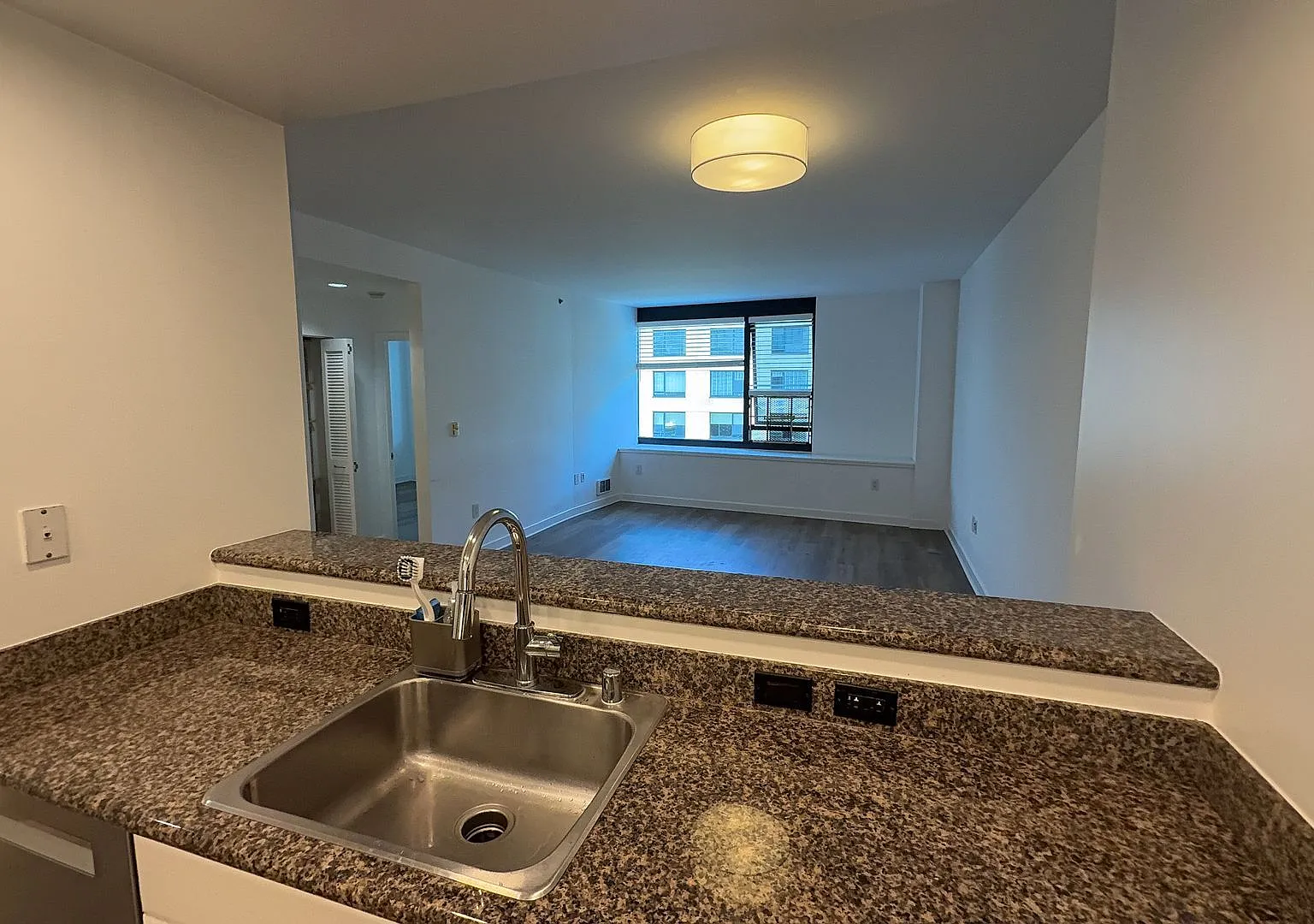 Epic Rea: Beautiful 1 Bed/ 1 Bath At South Beach Neighborhood! — Photo 4