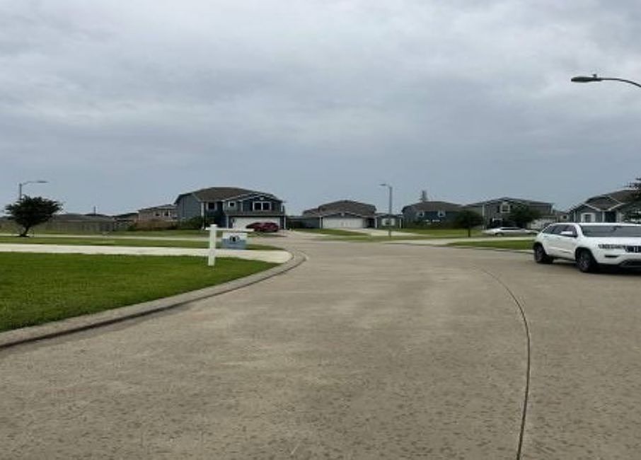 Exterior Neighborhood (street photo)