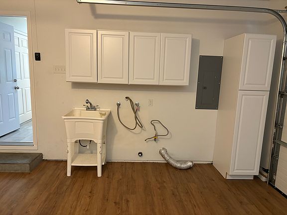 4th image of 1127 Beach St