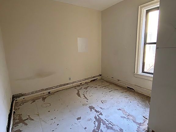 1st bedroom.