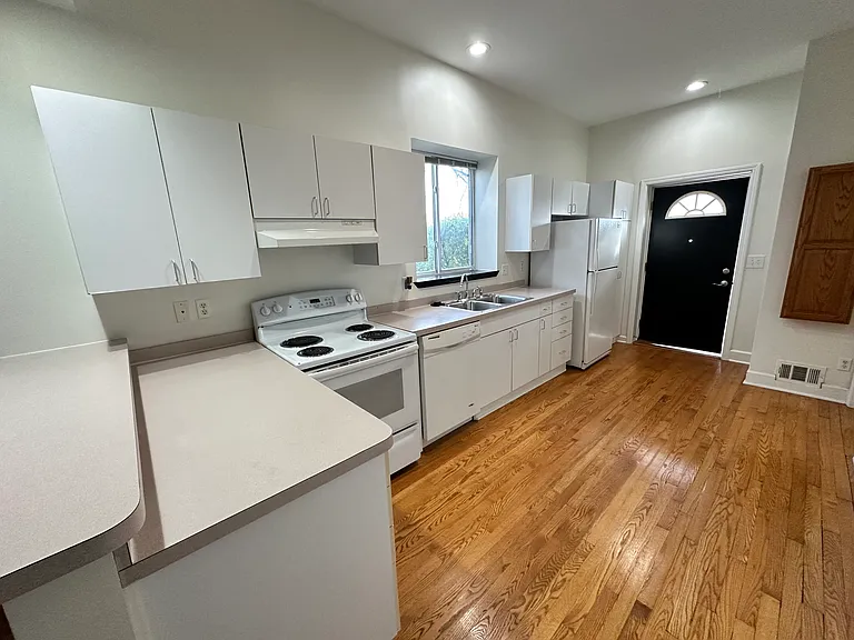 306 S Oak St #A — Photo 8