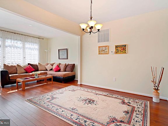 5th image of 20243 Mohegan Dr