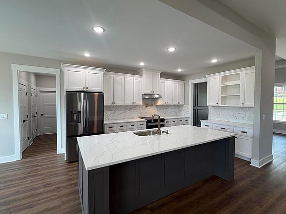 3rd image of 135 Hidden Hills Dr