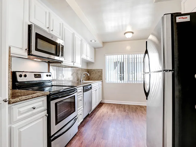 1319 Berkeley St in Santa Monica - large apartments, feels like a condo! — Photo 6