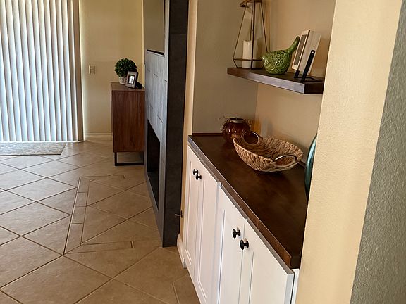 3rd image of 653 Vista Lago Cir N