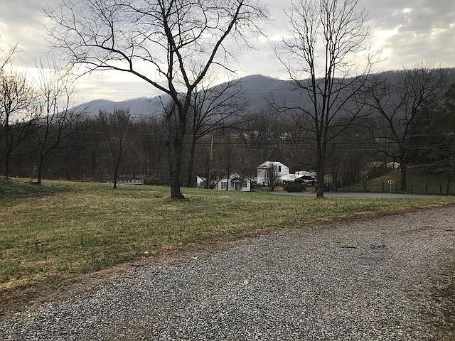 2nd image of 3962 Carson Rd