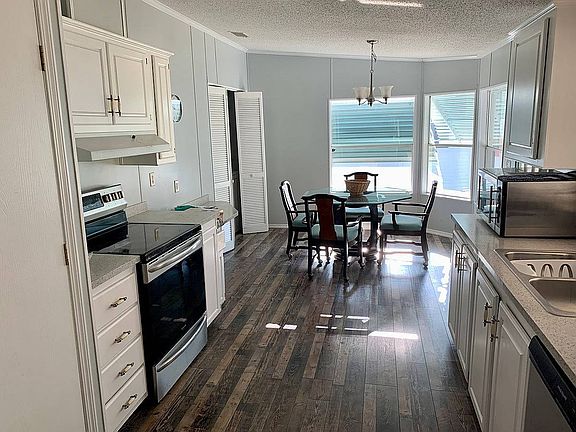 3rd image of 85 Misty Falls Dr