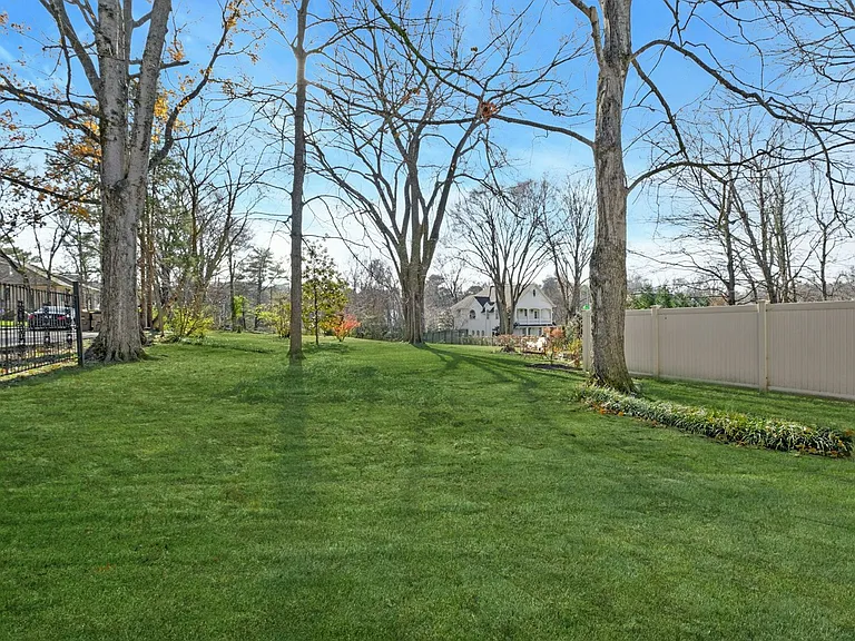 1005 Glendale Ln — Photo 26