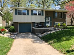 348 Hand Dr, Godfrey, IL 62035