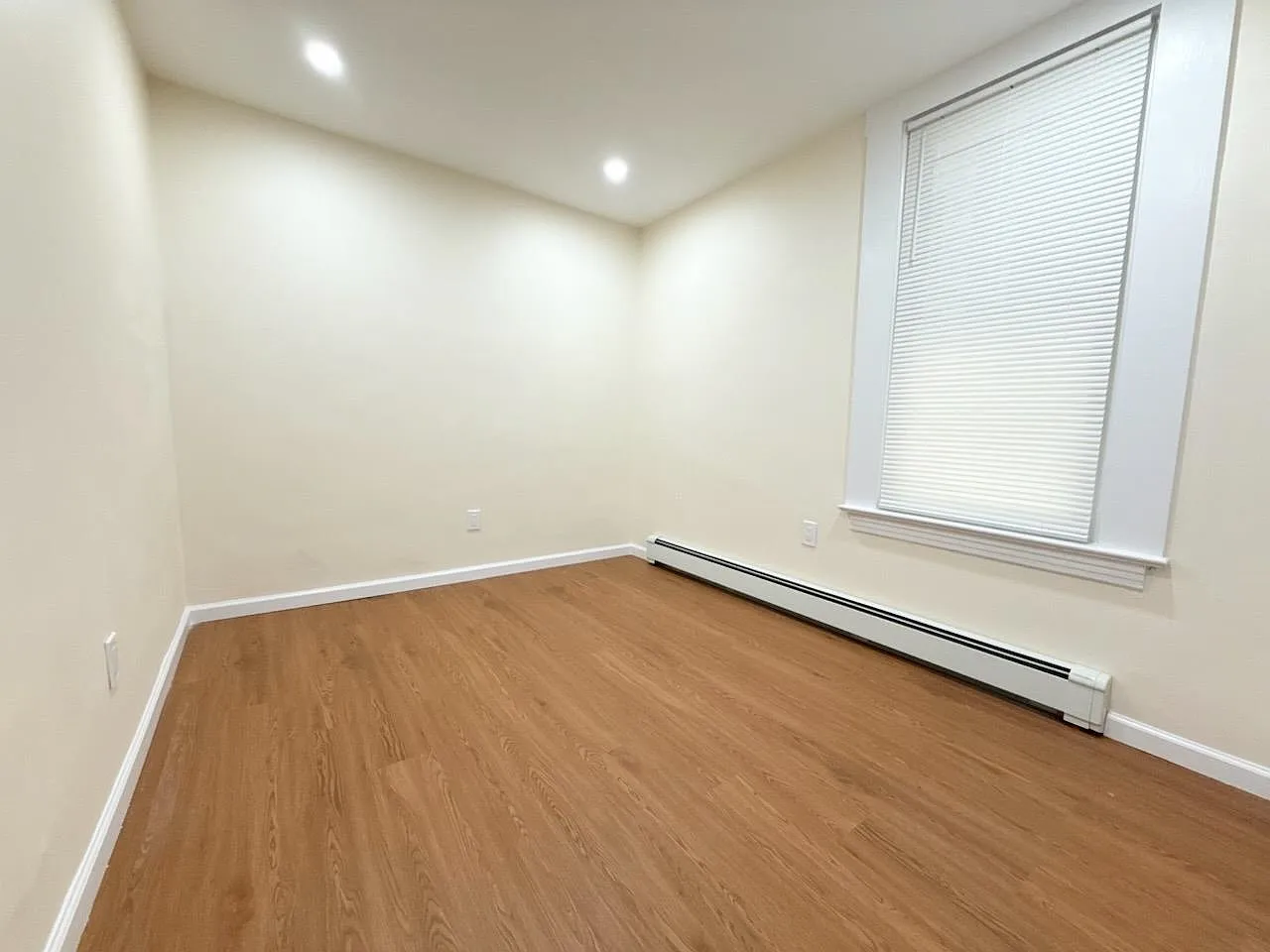 3 bed, 1.0 bath, 1000 sqft, $2,475 — Photo 4