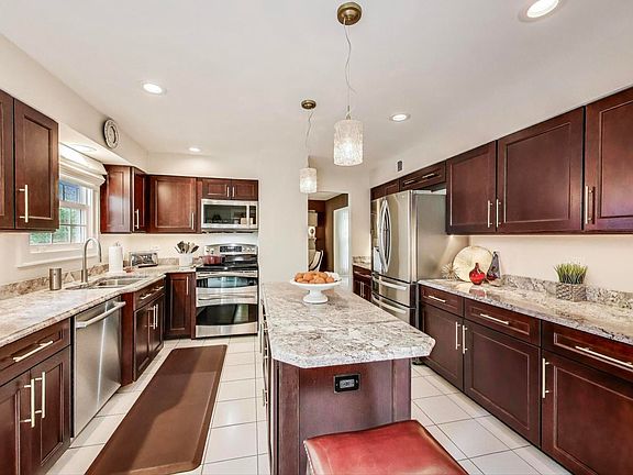 3rd image of 1102 W Skylark Ct