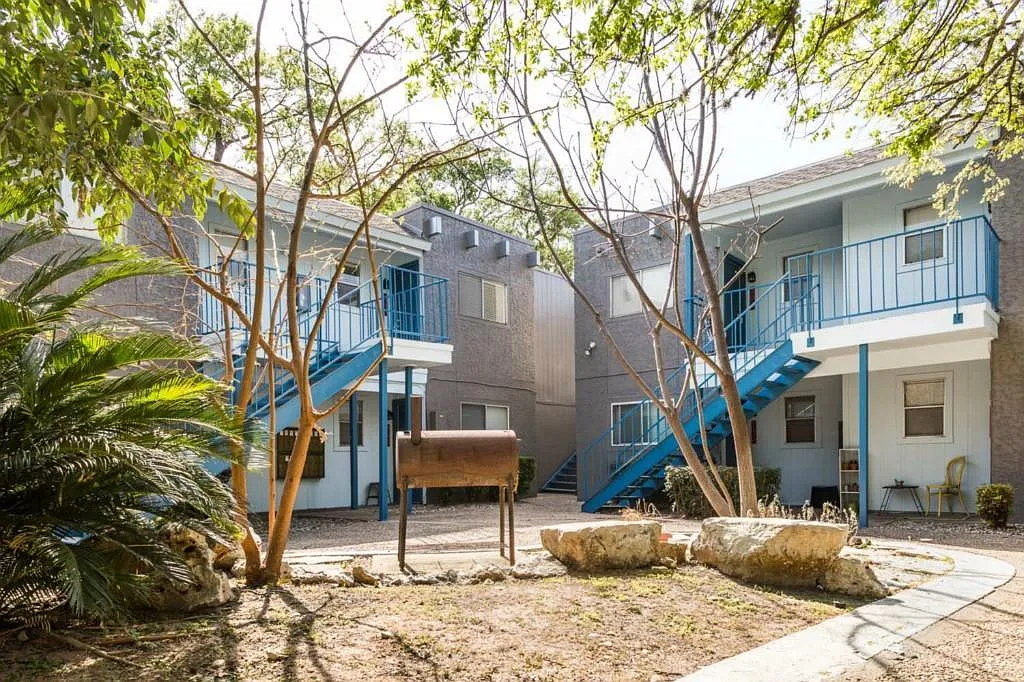 1 bed, 1.0 bath, 400 sqft, $900 — Photo 1