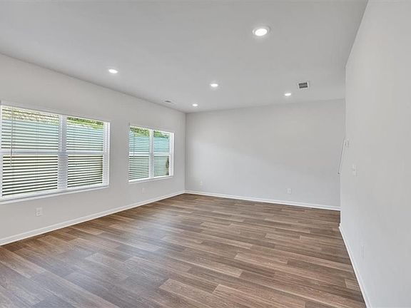 3rd image of 117 Lavender Cir