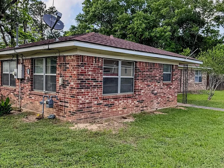 109 Lakeway Dr — Photo 3