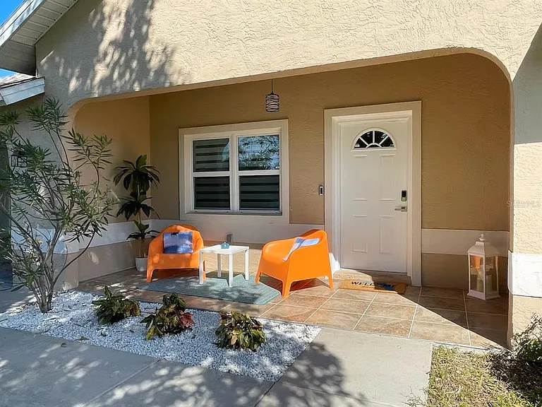 12 Lytton Ln — Photo 2