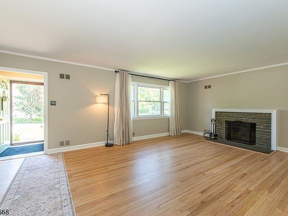 5th image of 318 Highland Ave