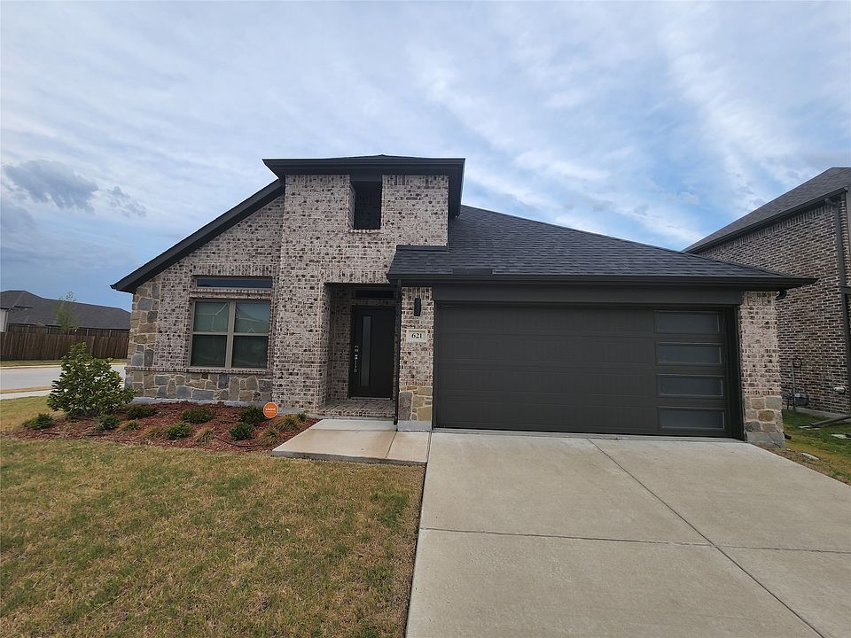 1st image of 621 Maple Leaf Way