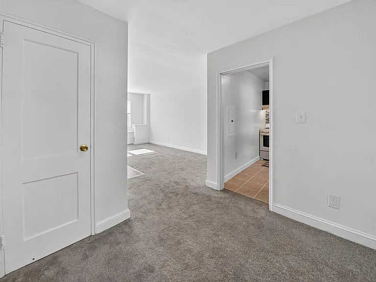 Croydon Manor Apartments — Photo 12