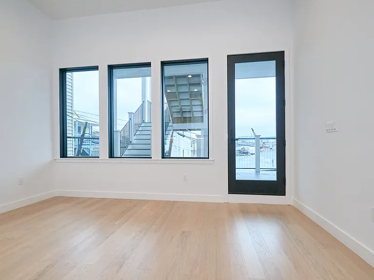 360 Meridian St #5 — Photo 4